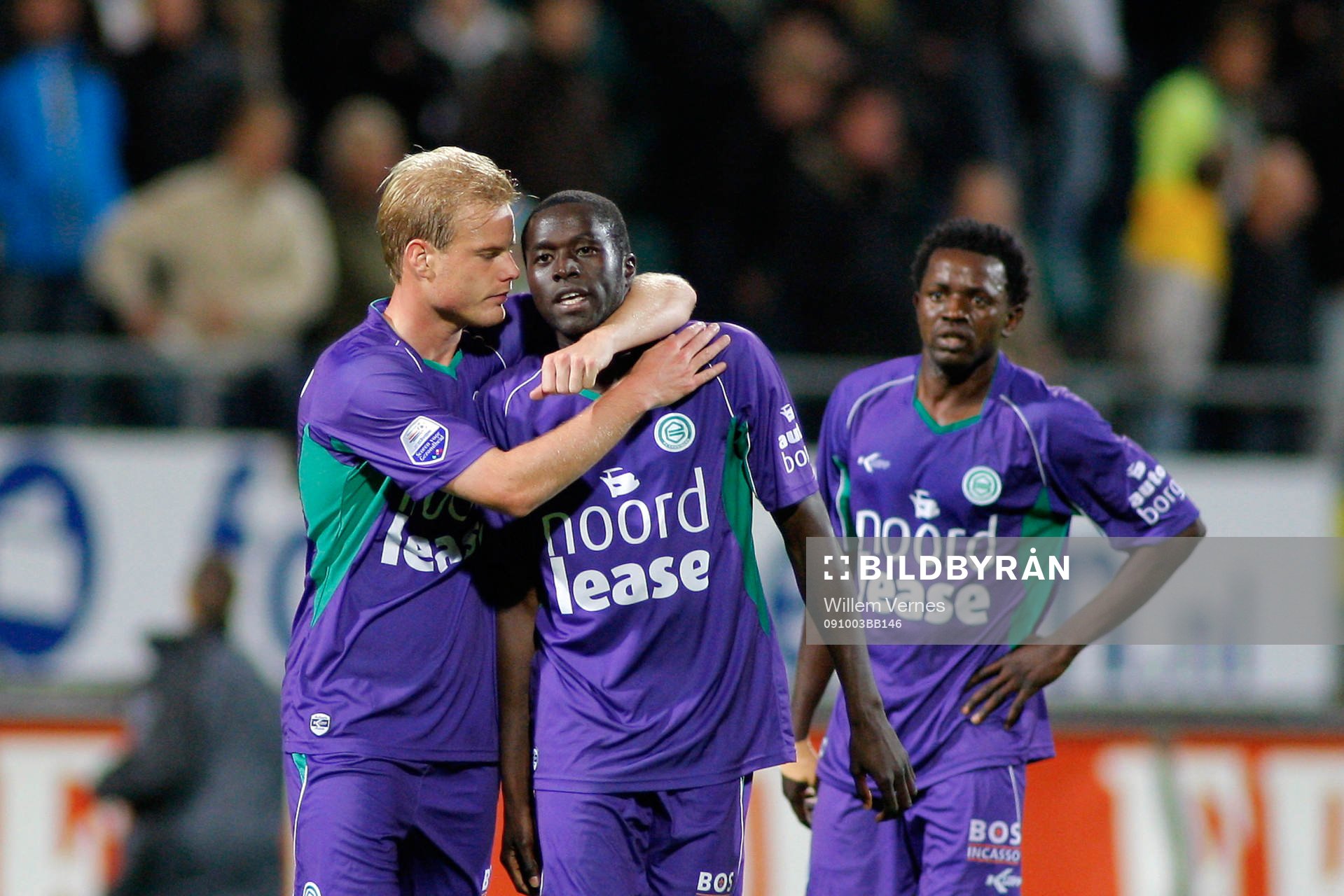 Fredrik Stenman, Groningen, tröstar Gibril Sankoh