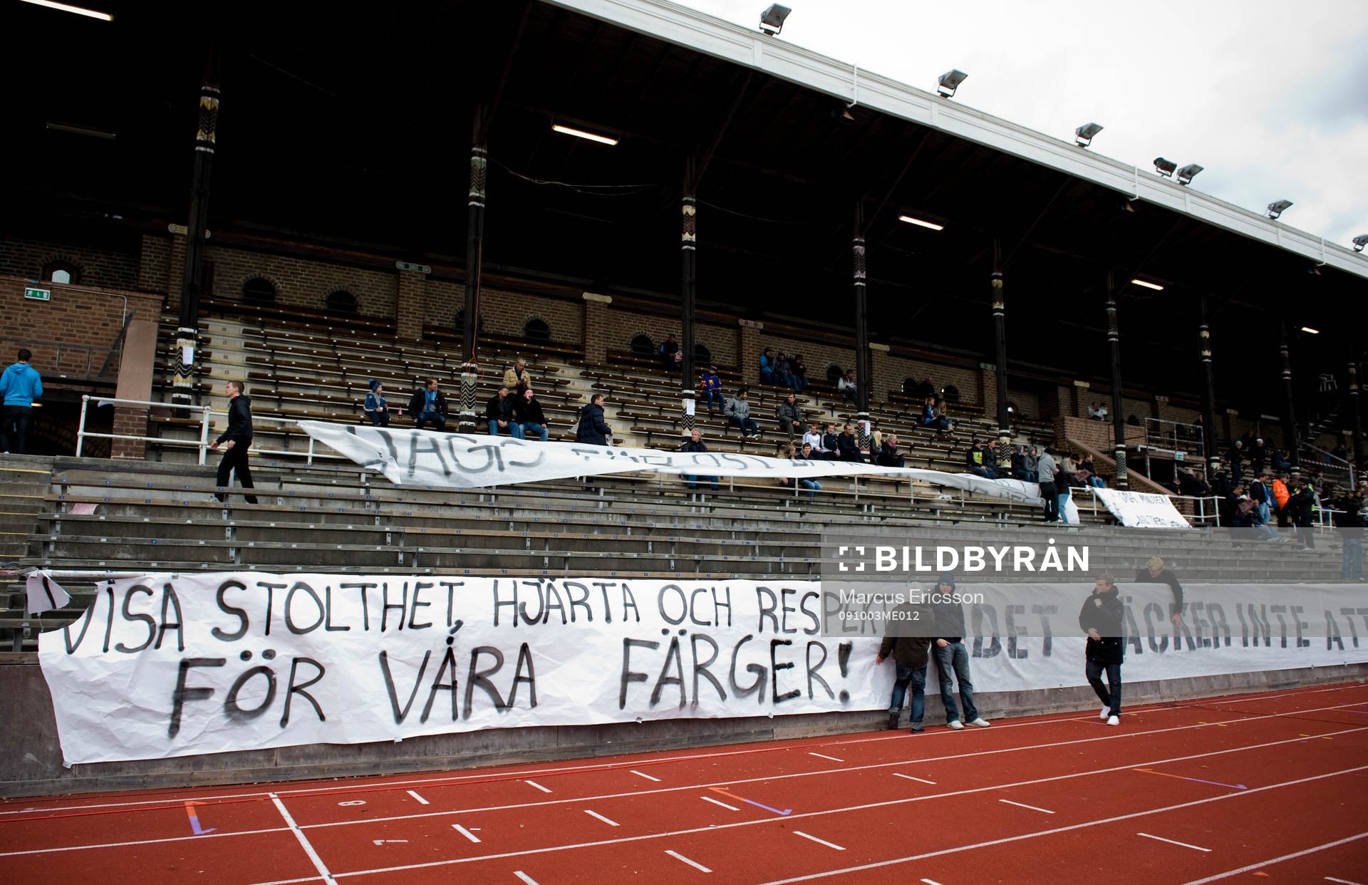 Djurgårdsfansen demonstrerar med 15 minuter bakom