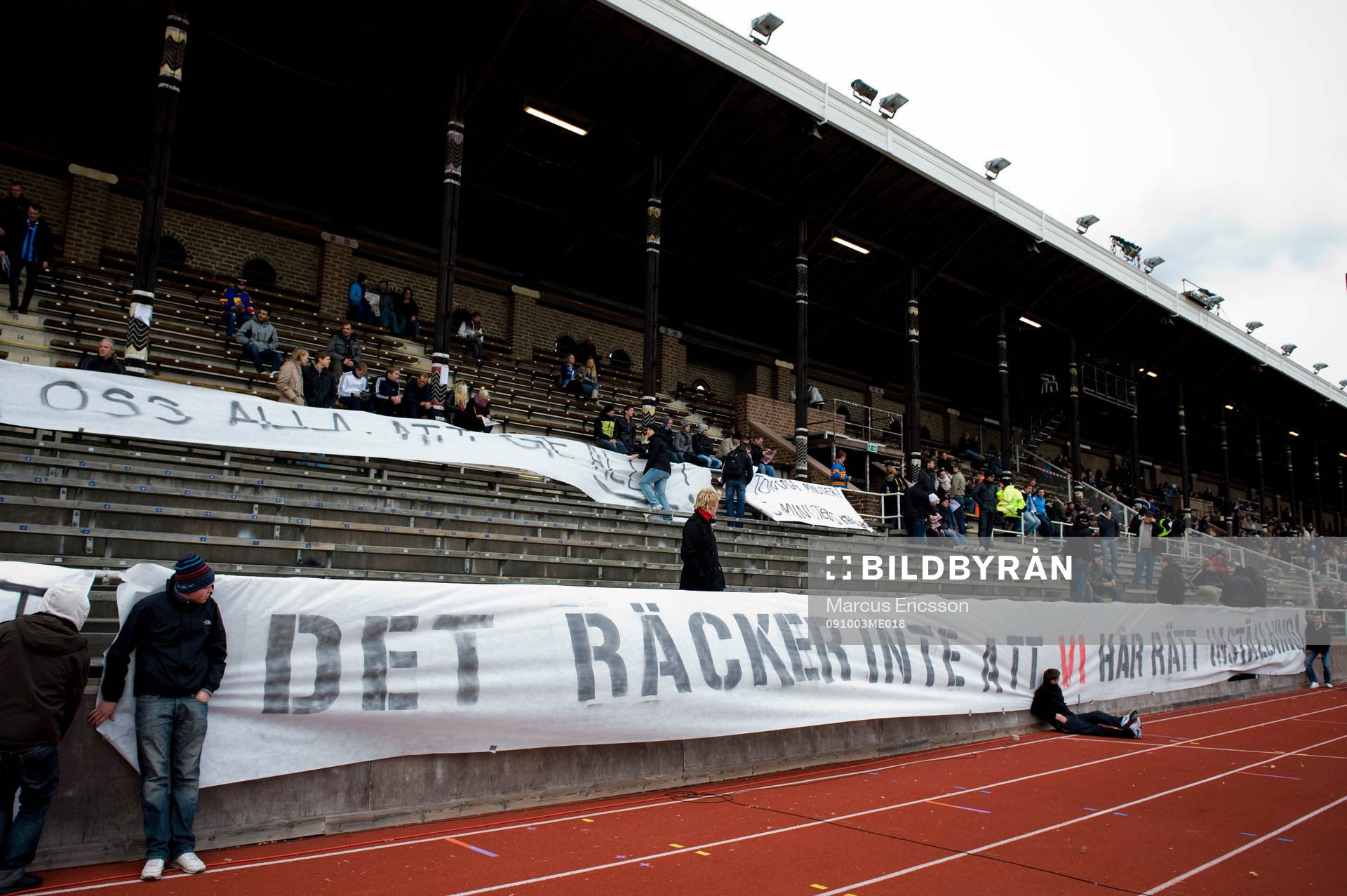 Djurgårdsfansen demonstrerar med 15 minuter bakom