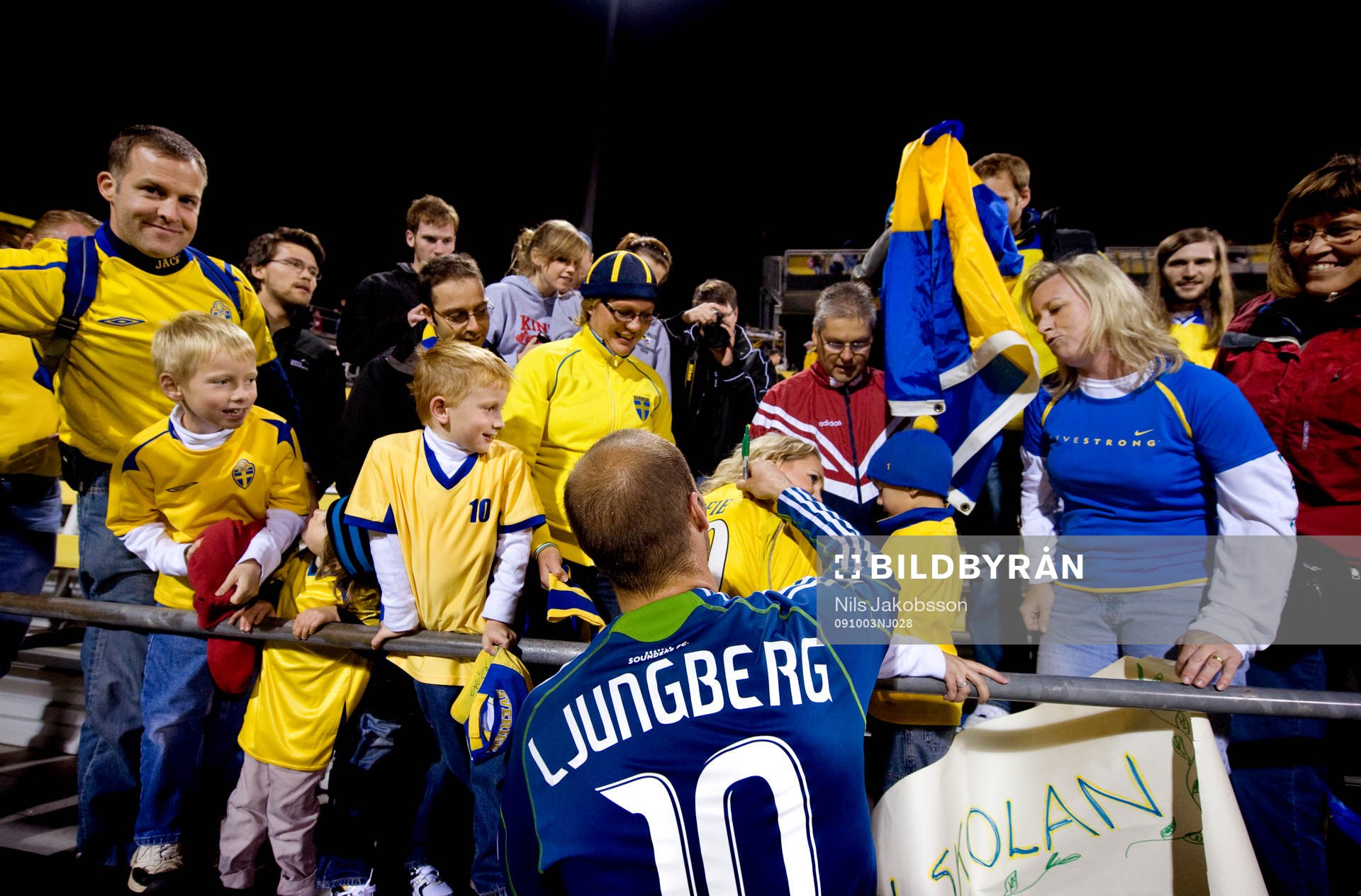 Fredrik Ljungberg, Seattle Sounders skriver autografer åt