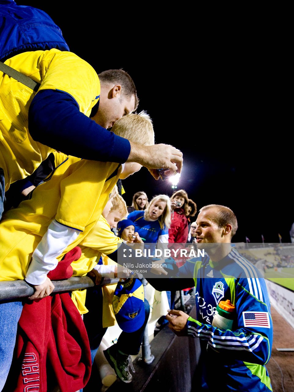 Fredrik Ljungberg, Seattle Sounders skriver autografer åt