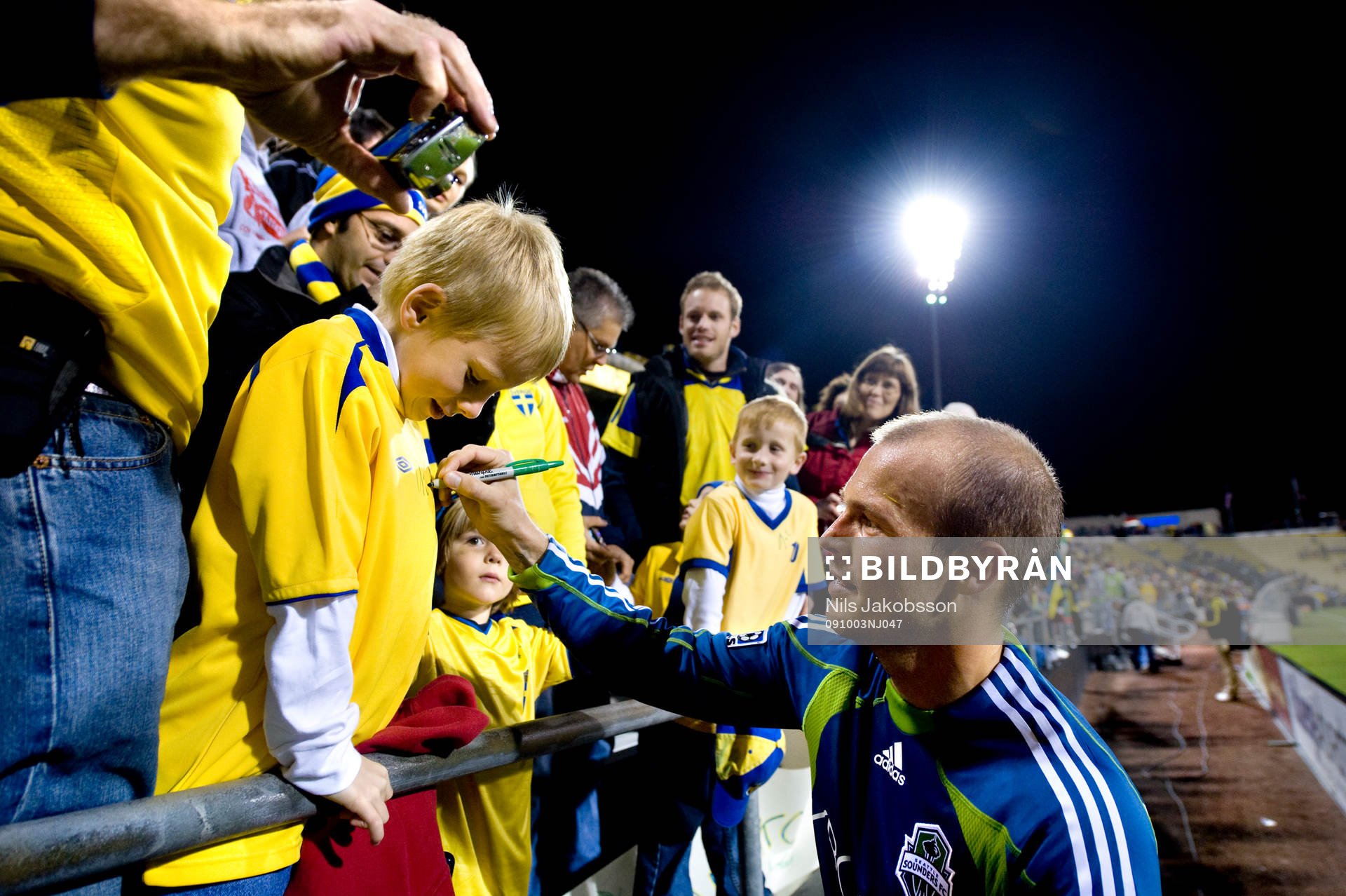 Fredrik Ljungberg, Seattle Sounders skriver autografer åt