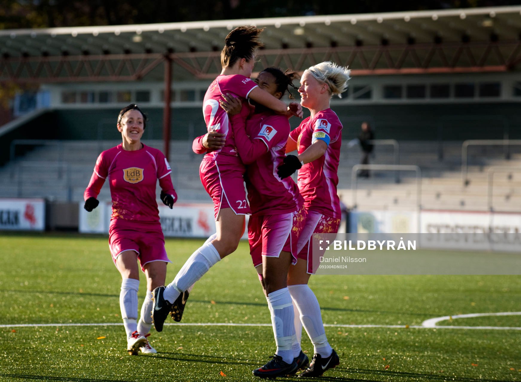 Nera Smajic, Ldb har gjort 1-0. Jubel med Therese Sjögran,