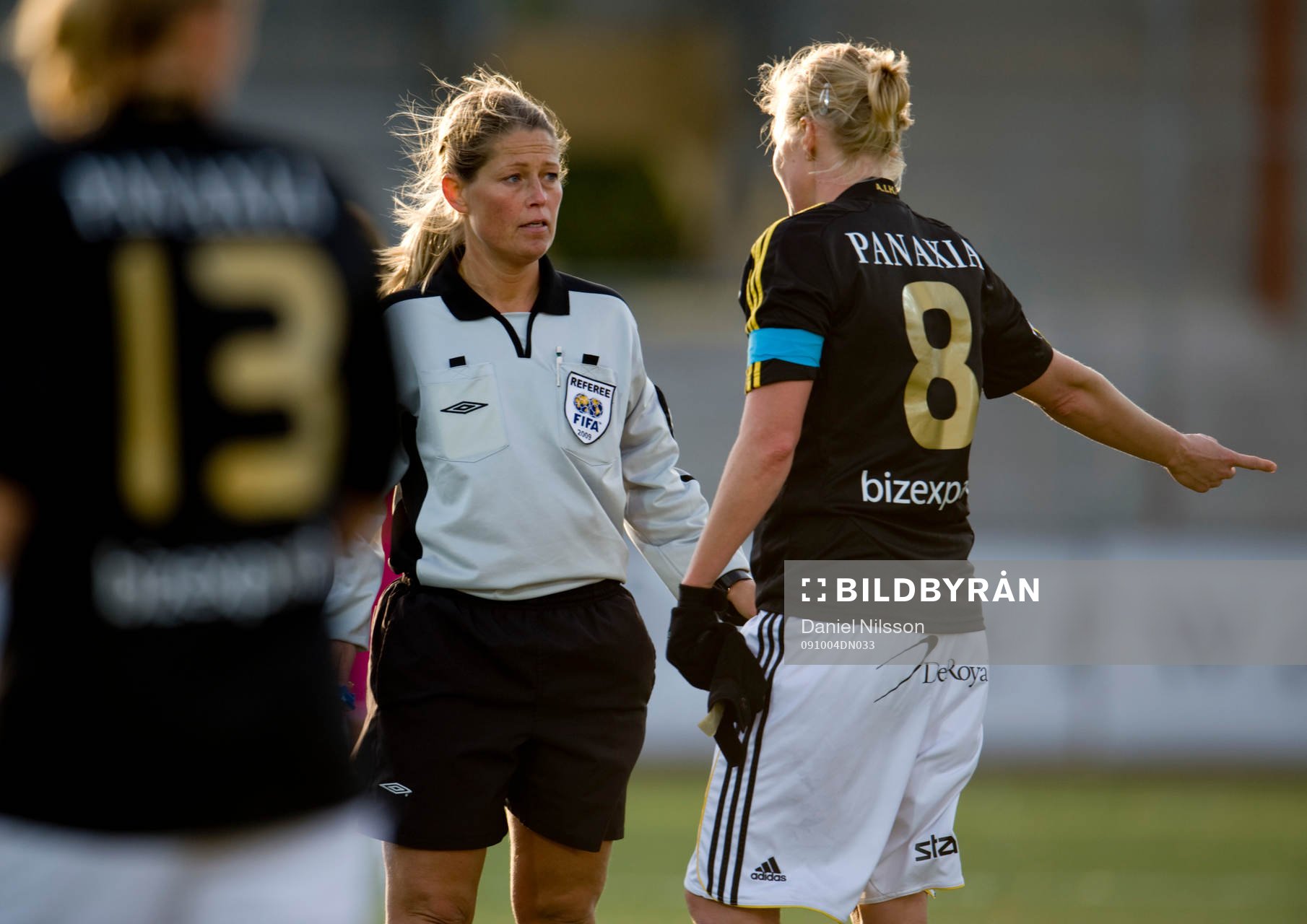 Paula Thörn, domare pratar med Anne Mäkinen, AIK