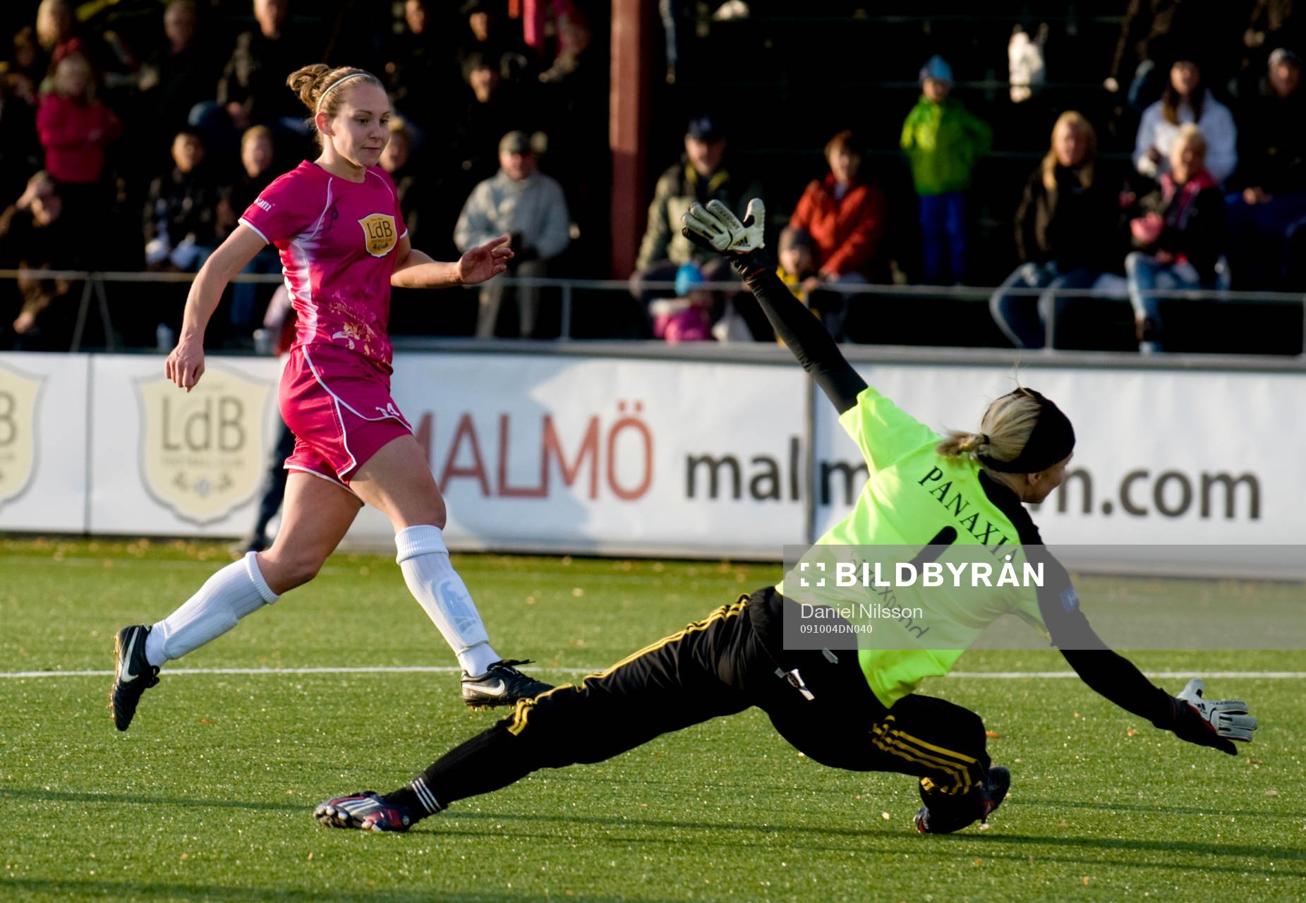 Manon Melis, Ldb gör 2-0 bakom Maja Åström målvakt AIK