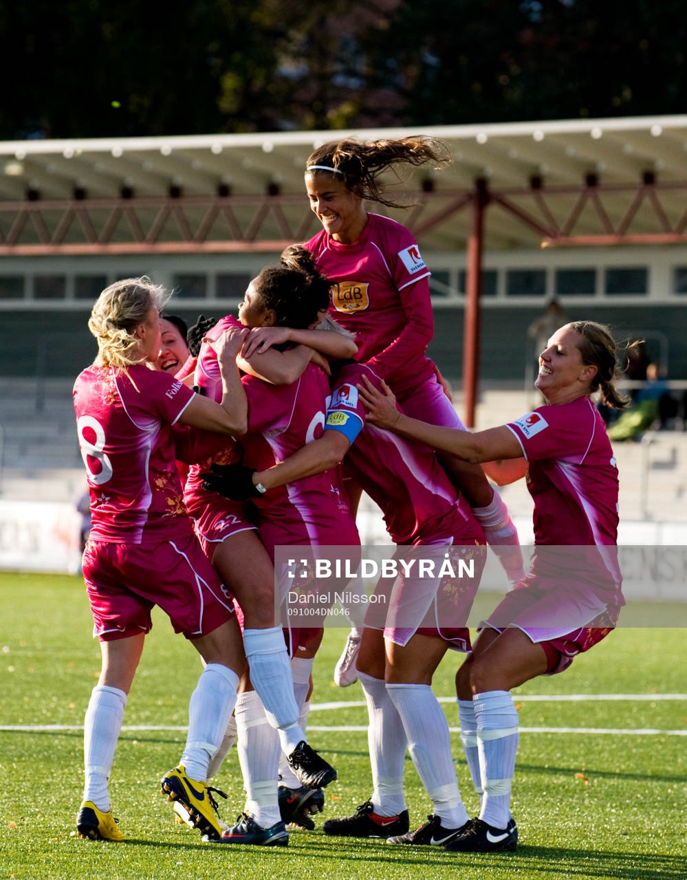 Nera Smajic, Ldb har gjort 1-0. Jubel bland Ldb spelarna