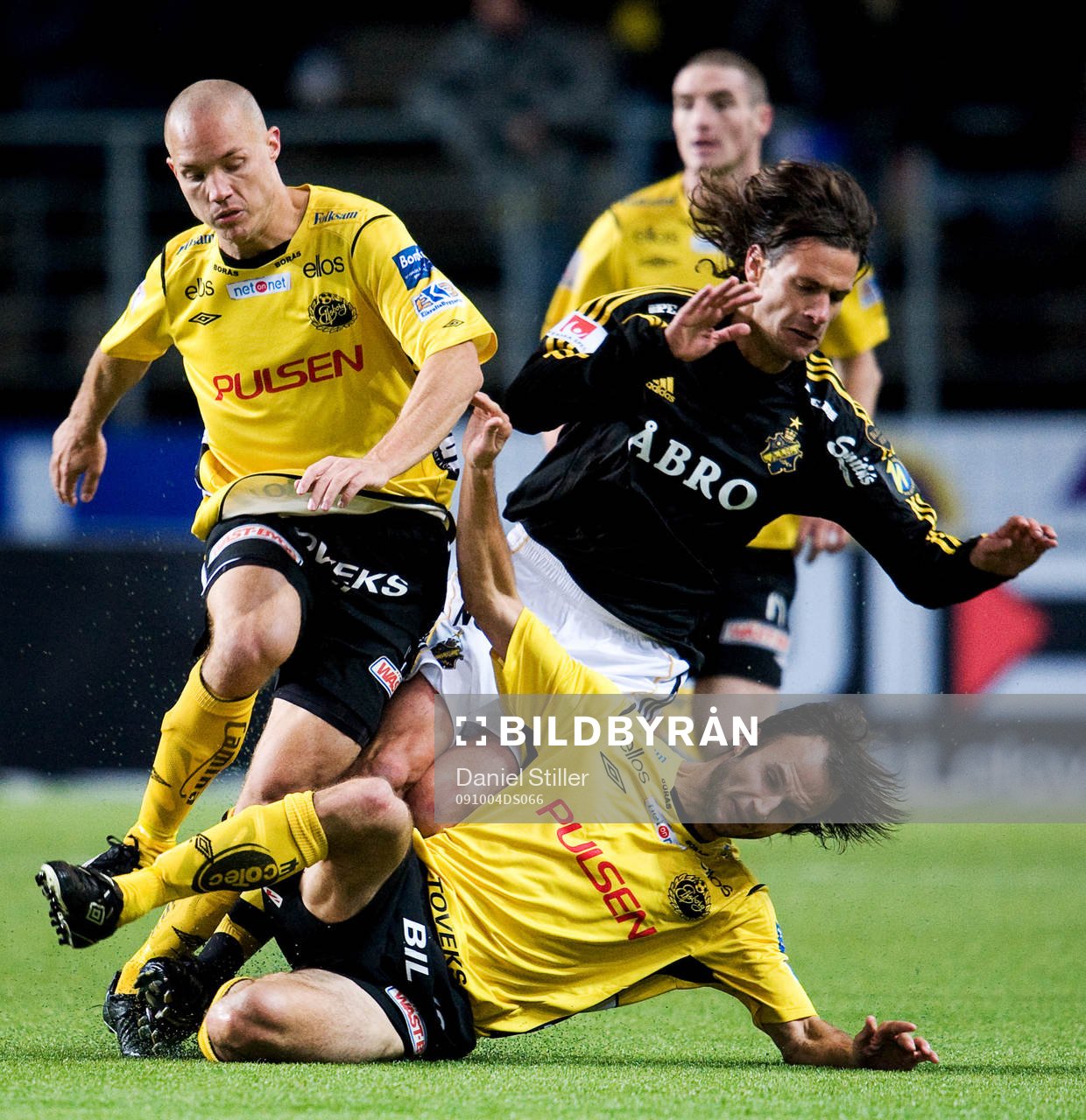 Iván Obolo, AIK, hårt ansatt av Helgi Danielsson och