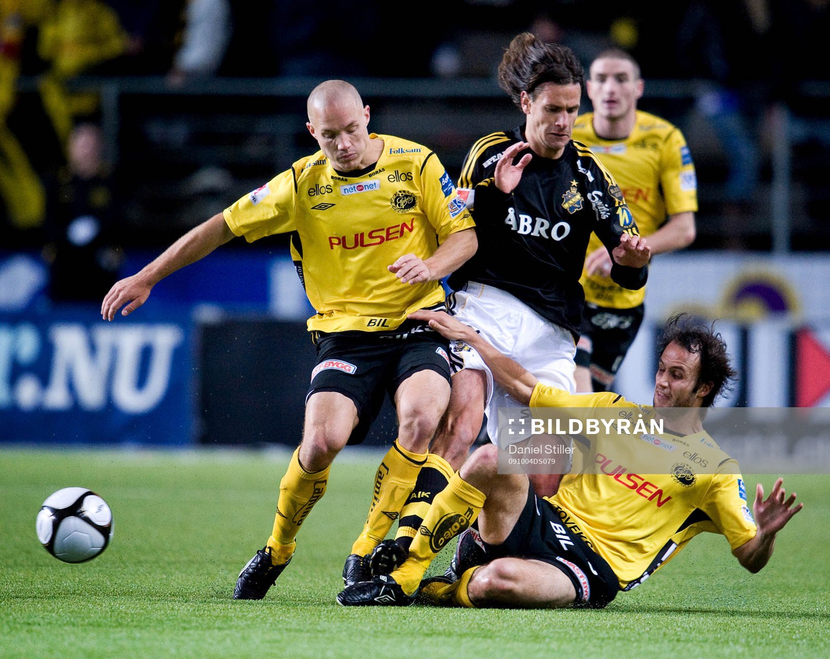 Iván Obolo, AIK, hårt ansatt av Helgi Danielsson och