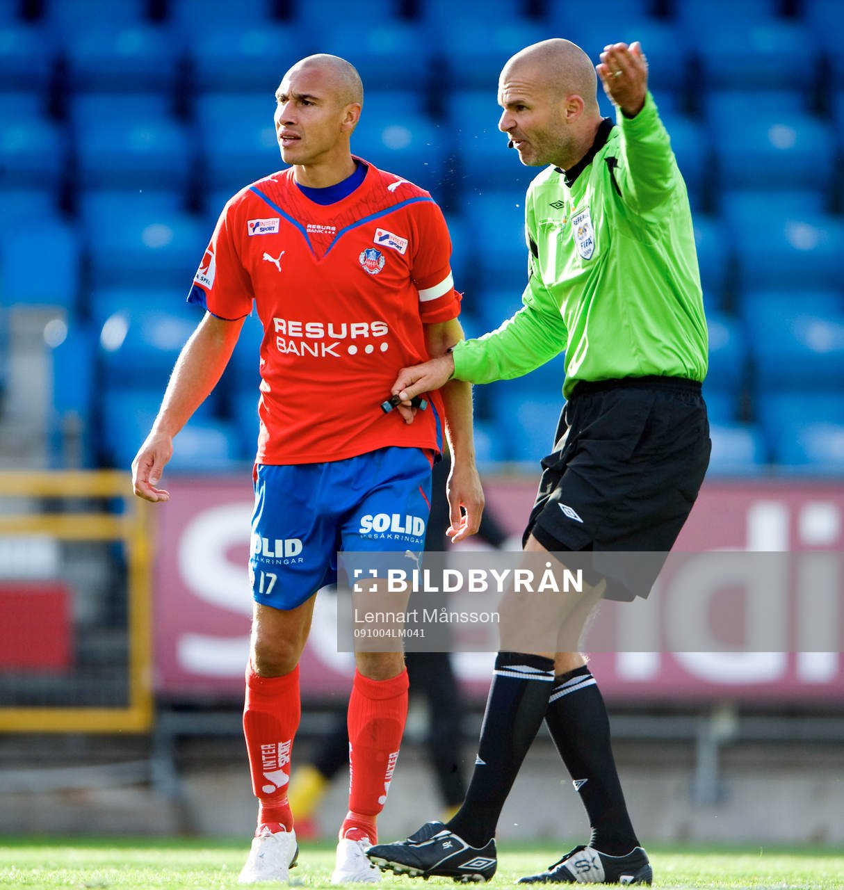 Henrik Larsson och domare Michael Lerjéus
