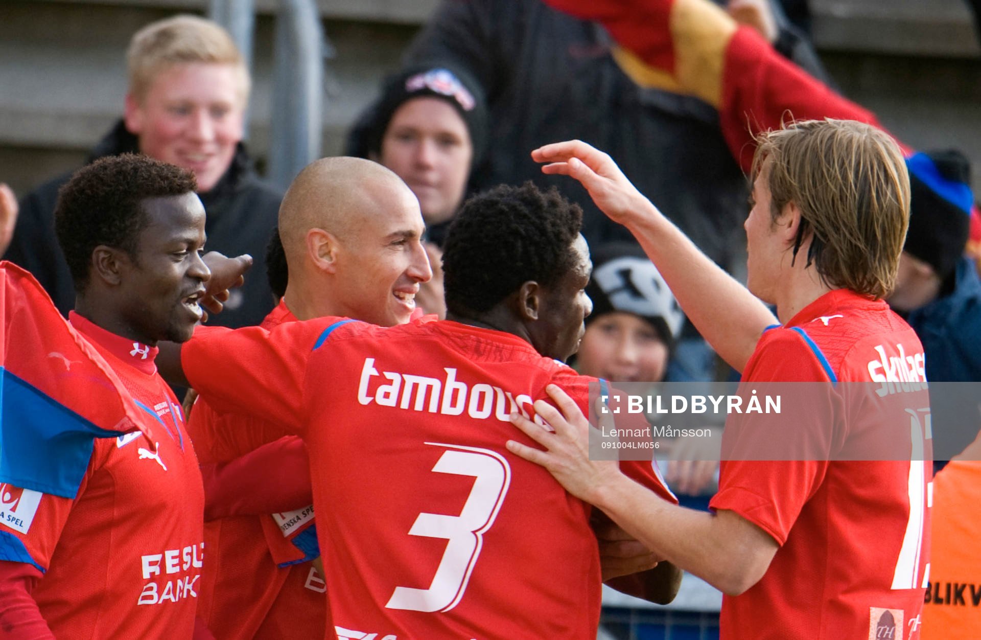 1-0 Henrik Larsson, som grattas. Jubel