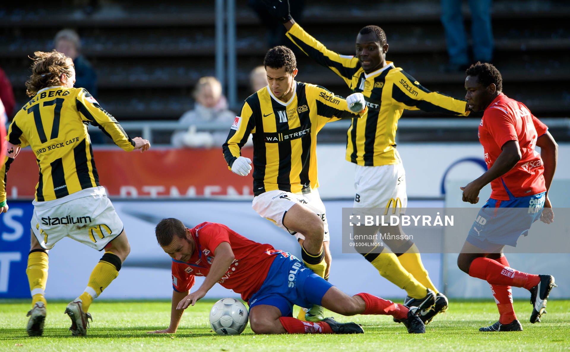 Marcus Lantz omringad av Häcken-spelare