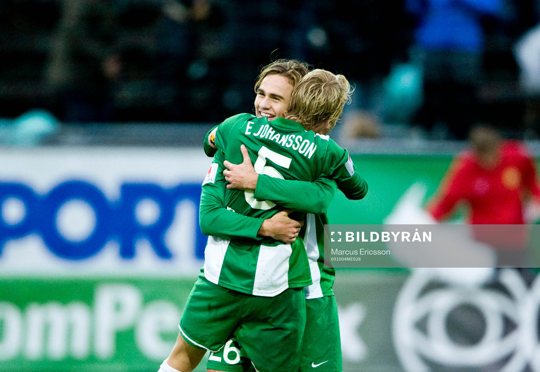 Simon Helg, och Emil Johansson, Hammarby kramas om