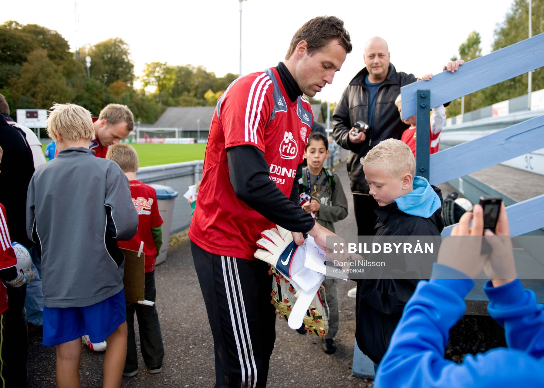 Thomas Sörensen, målvakt skriver autografer