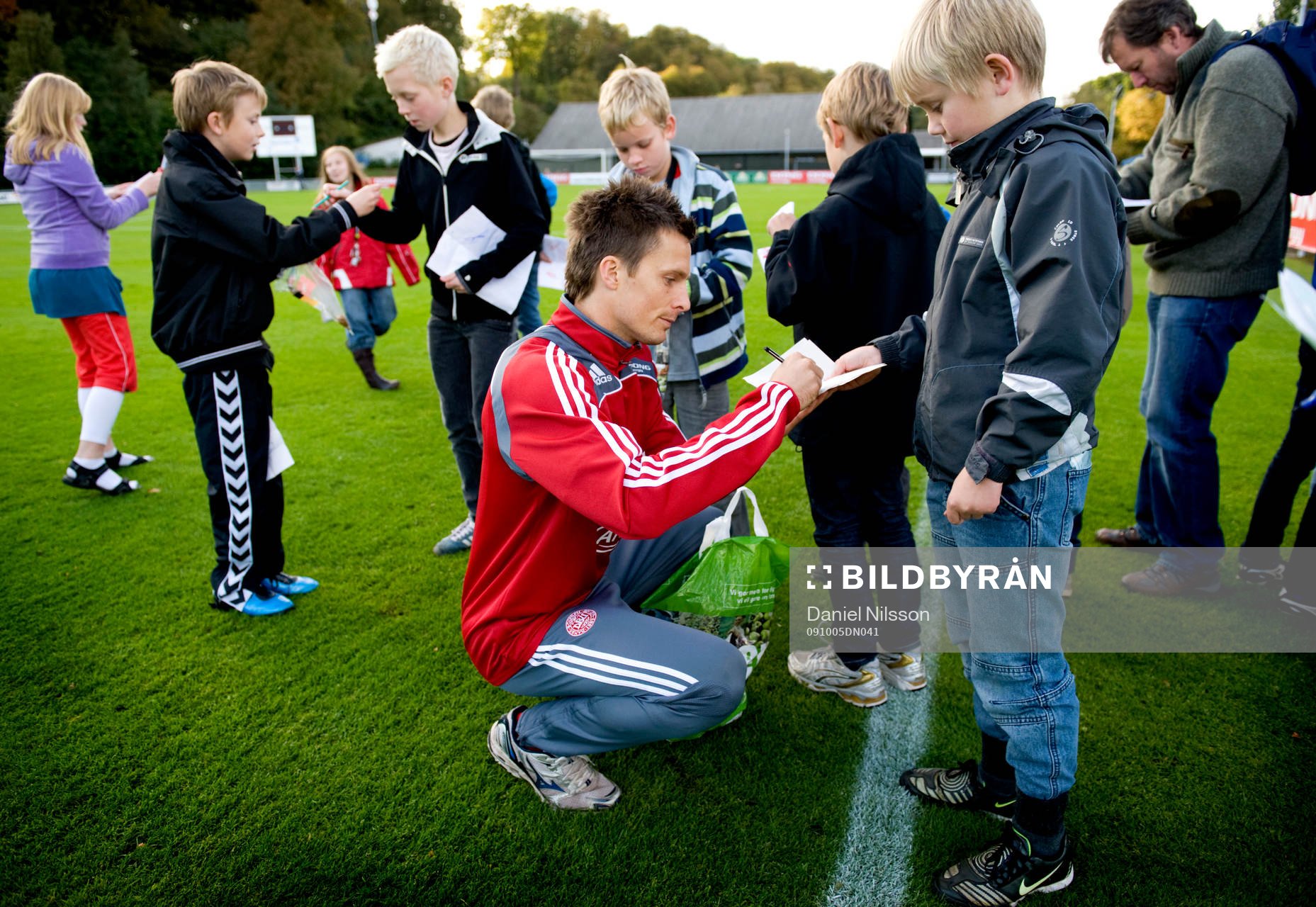 Jesper Bech skriver autografer till unga supporters som