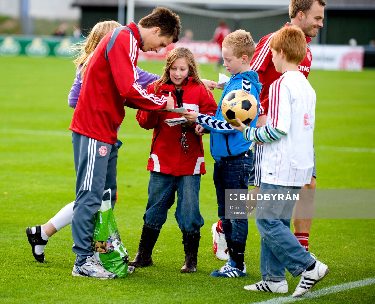 Jesper Bech skriver autografer till unga supporters som