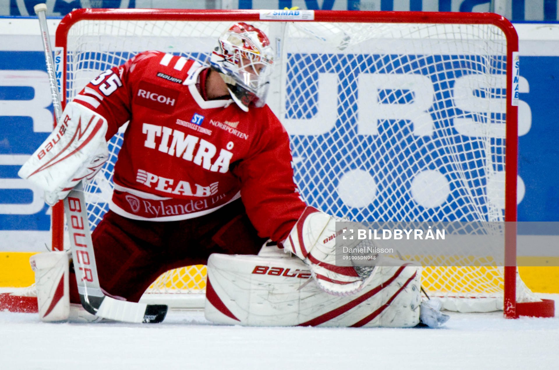 Anders Lindbäck, målvakt Timrå ser i nätet och det