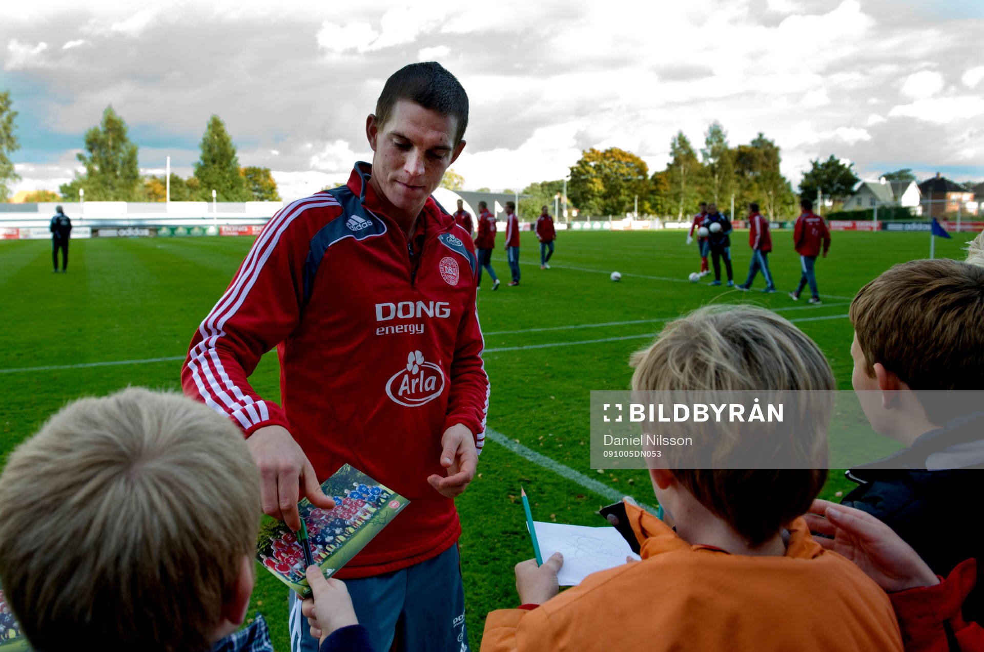 Daniel Agger skriver autografer till några unga supporters
