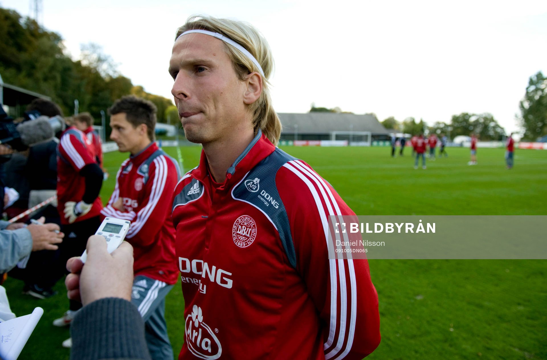Christian Poulsen ger intevjuer till Media innan träningen
