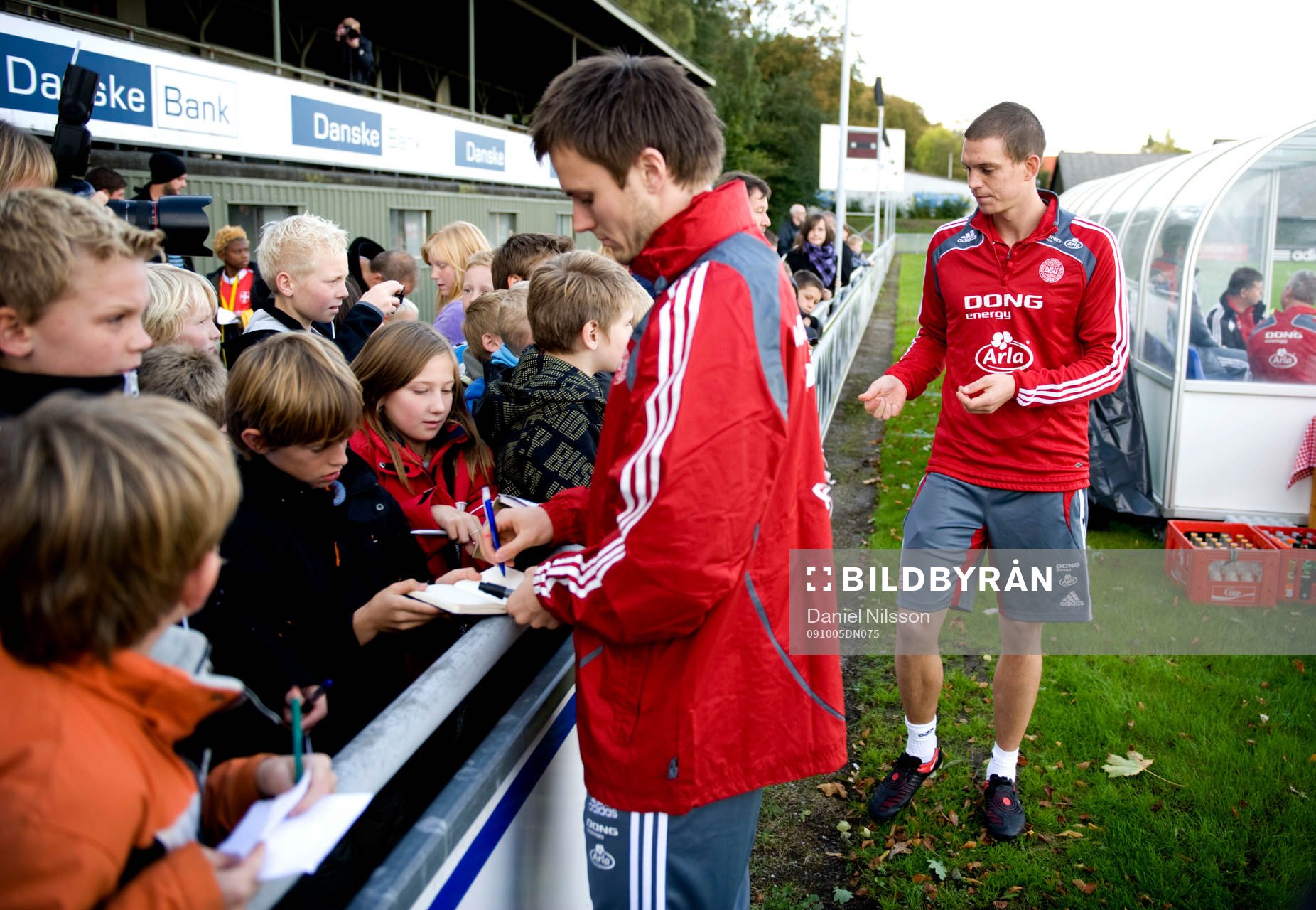 William Kvist och Daniel Agger skriver autografer innan