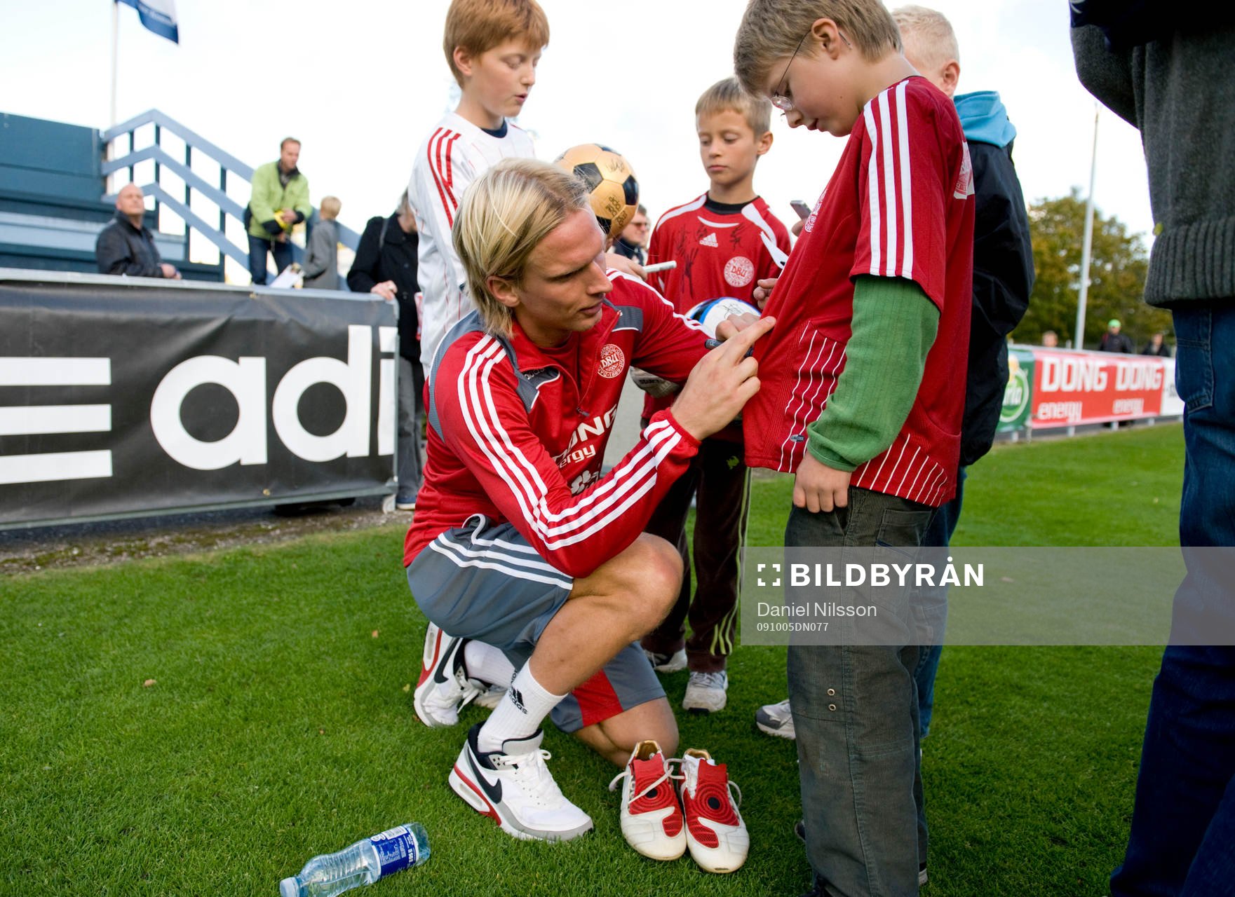 Christian Poulsen, skriver autografer