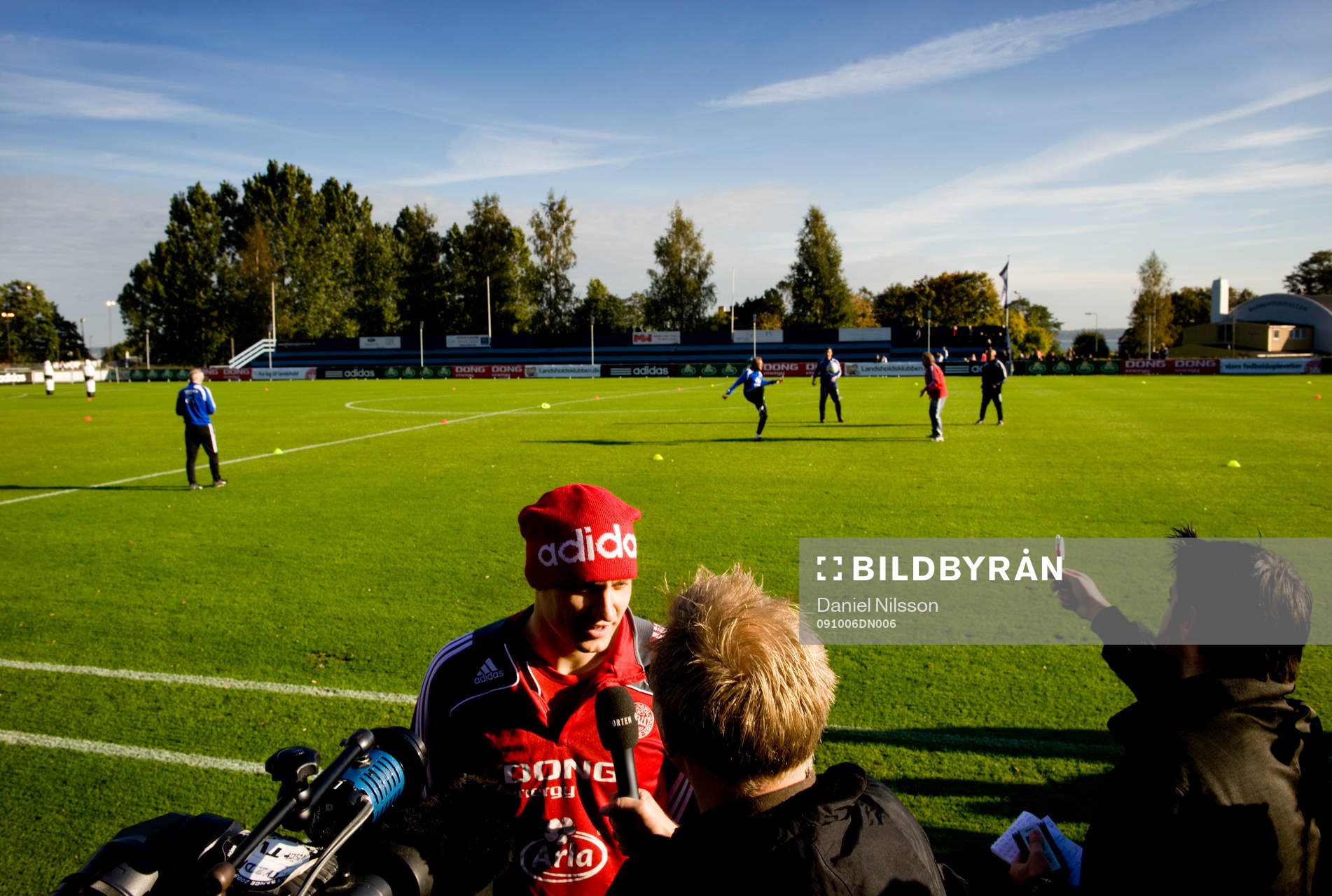 Niclas Bendtner blir intervjuad av media innan träningen