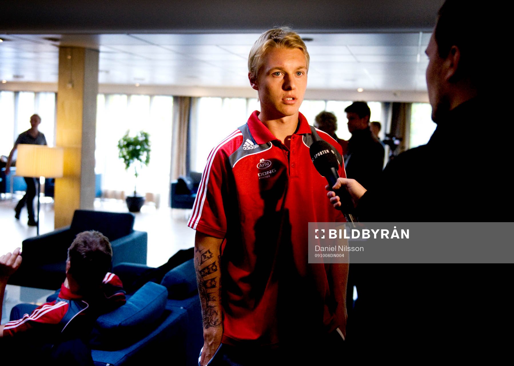 Simon Kjaer blir intervjuvad
