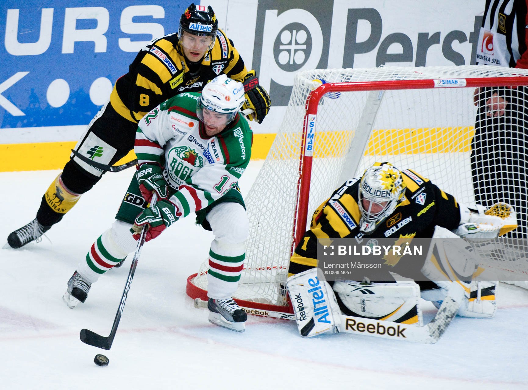 Peter Högardh går runt Andreas Hadelöv med Niklas