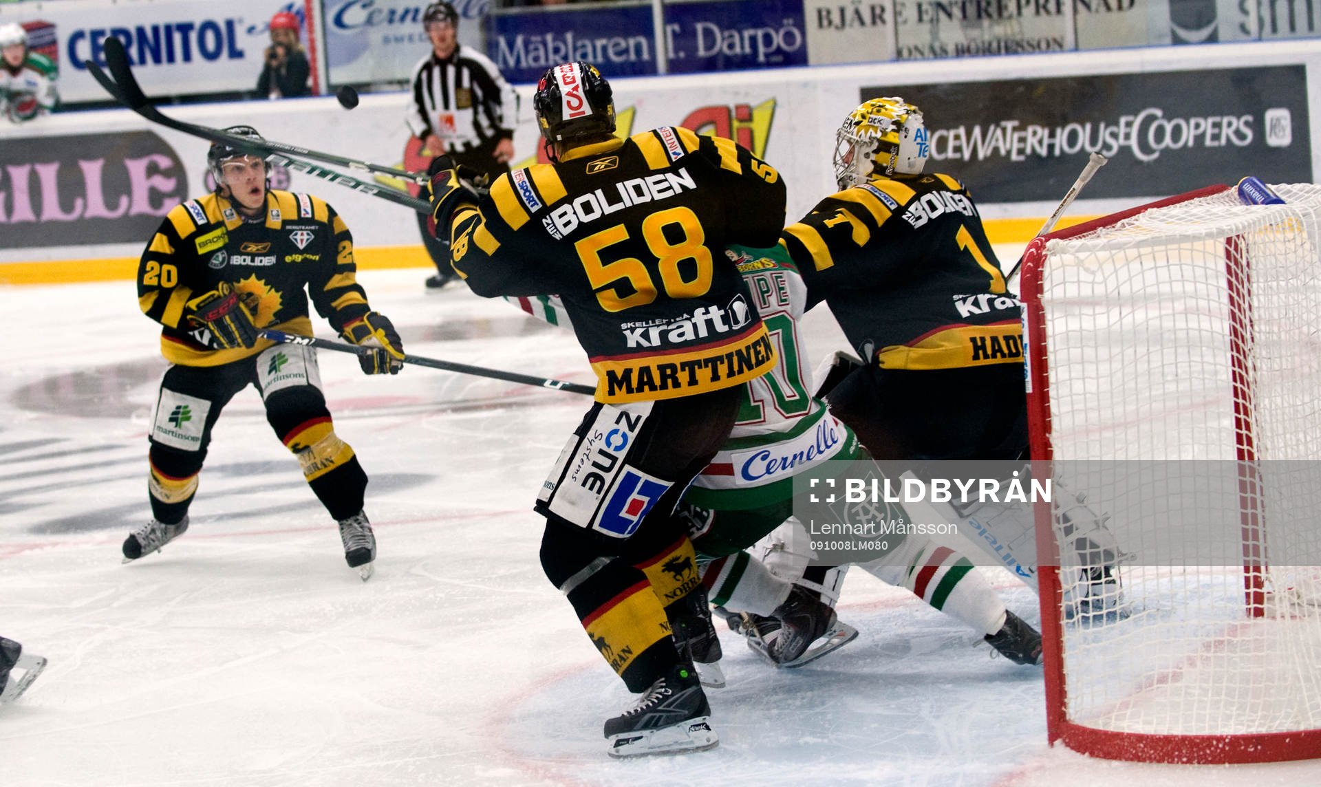 Trångt framför mål. Andreas Hadelöv, målvakt,