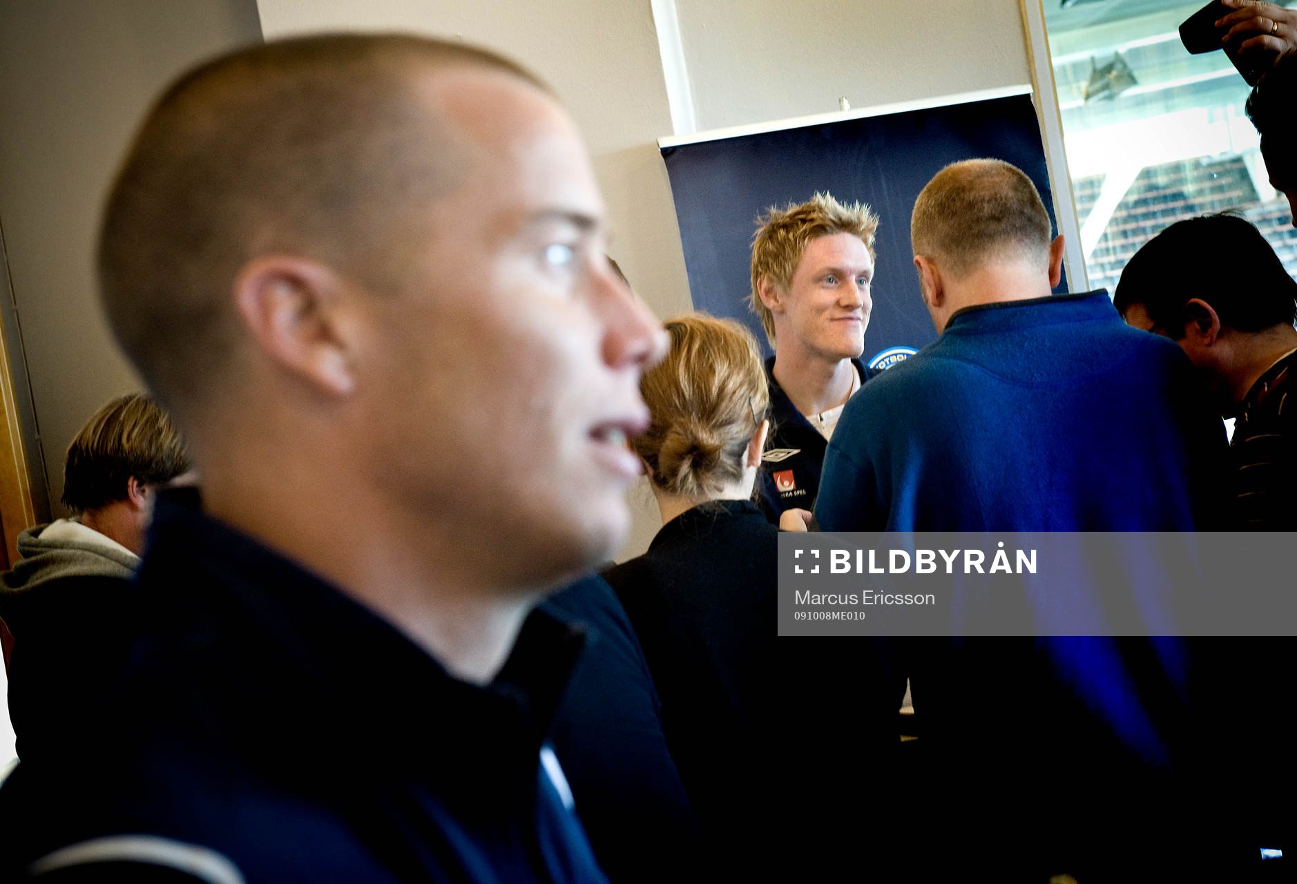 Daniel Andersson  och Rasmus Elm som är omringad av media