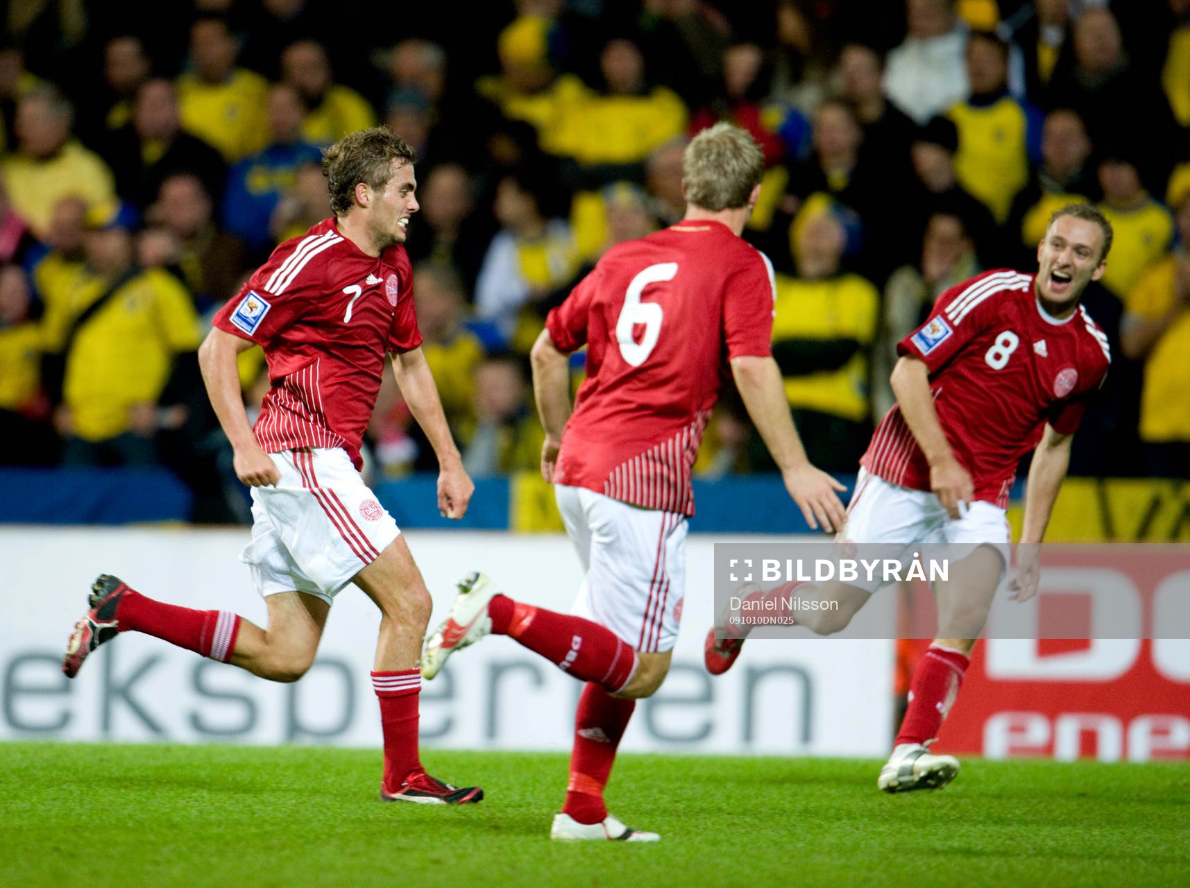 Jakob Poulsen, Danmark (till vänster) gjorde 1-0. Jubel