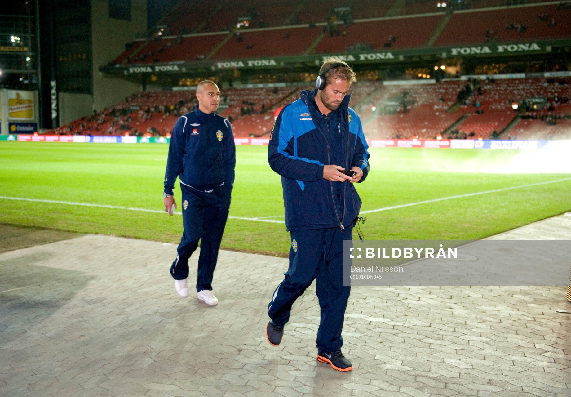 Henrik Larsson och Olof Mellberg synar planen