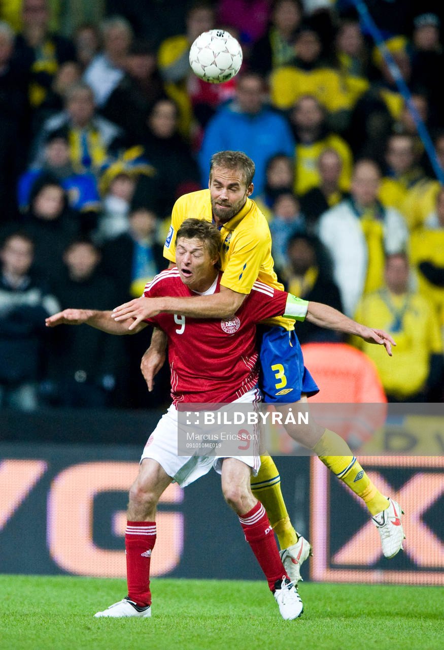 Olof Mellberg, Sverige på Jon Dahl Tomasson, Danmark