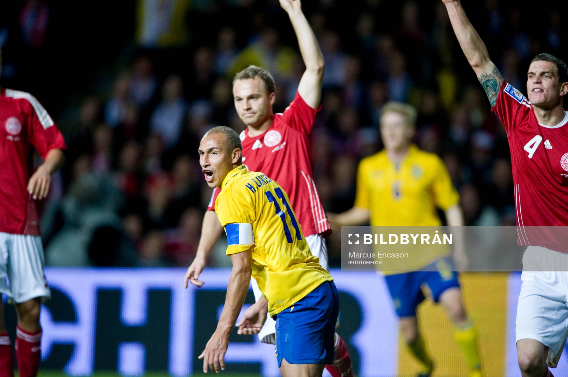  Henrik Larsson, Sverige jubel och Danmark viftar offside