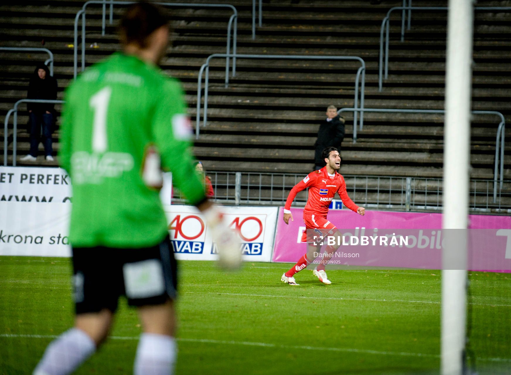 Imad Khalili har gjort 3-0 till Norrköping. Jubel. Peter