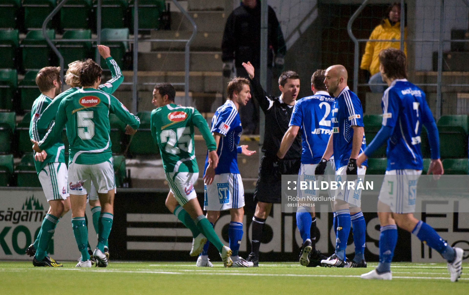 Domare Bojan Pandzic dömer 1-2 till Väsby