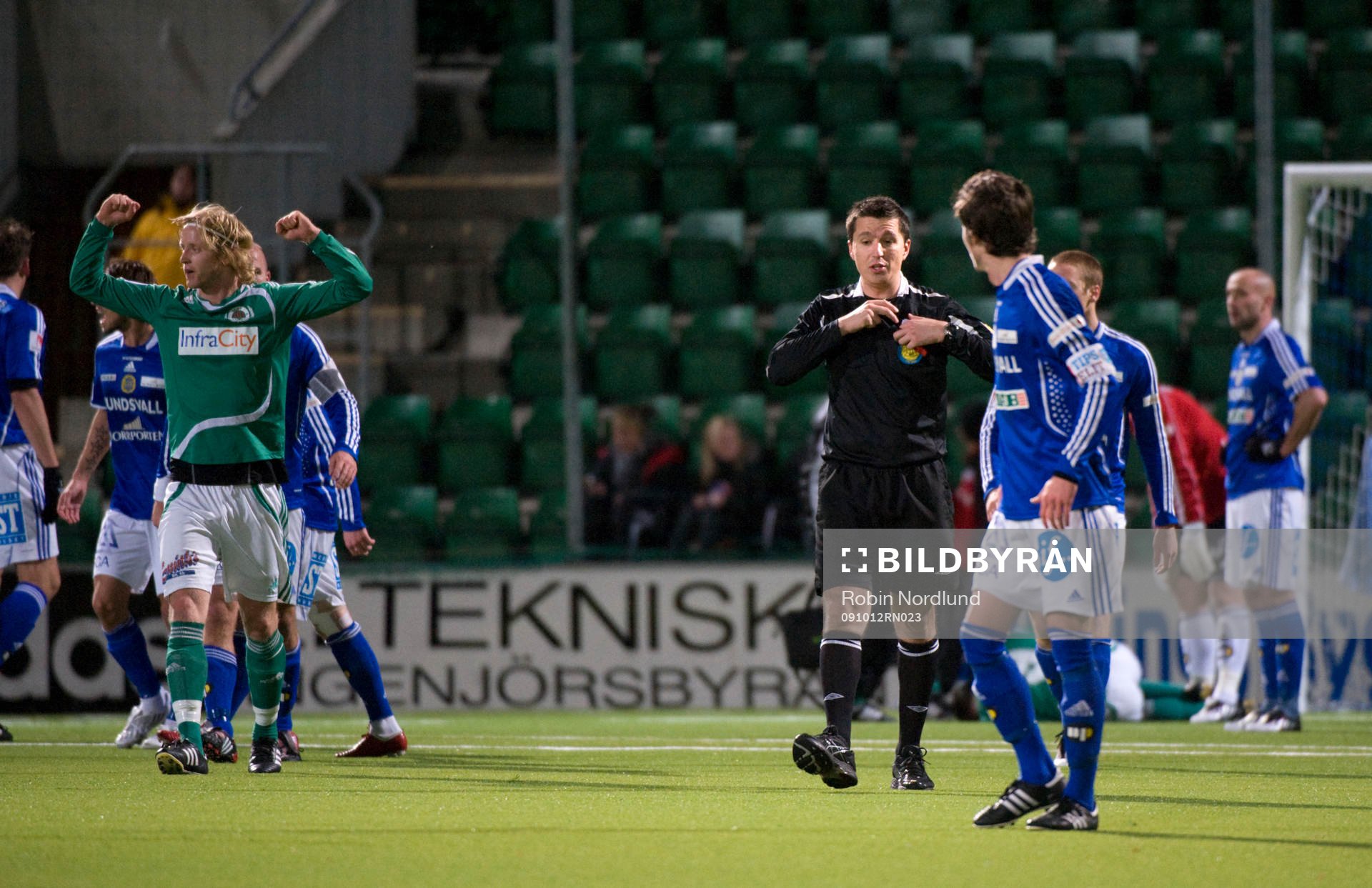 Domare Bojan Pandzic dömer 1-2 till Väsby