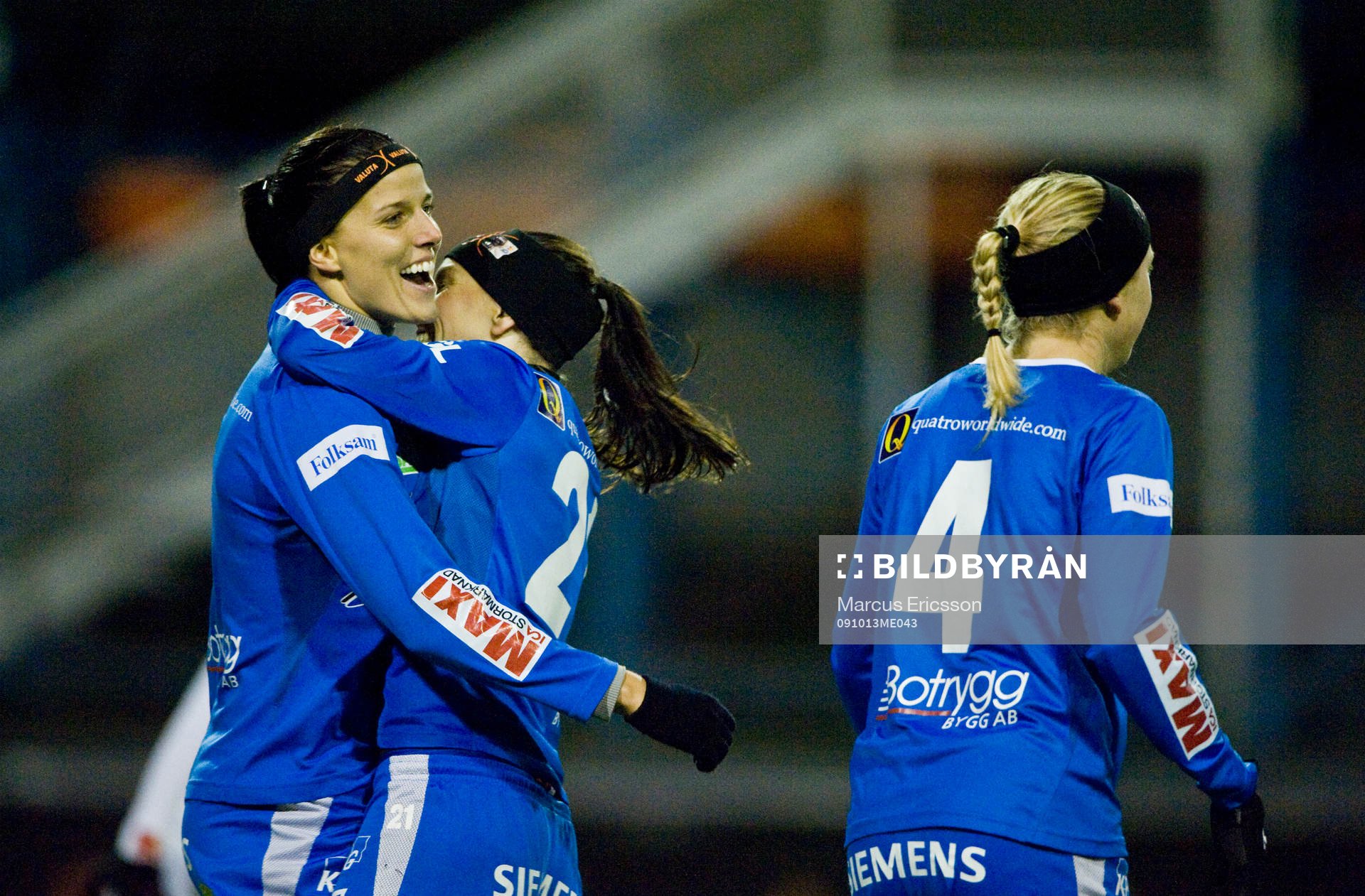 Jessica Landström kramas om