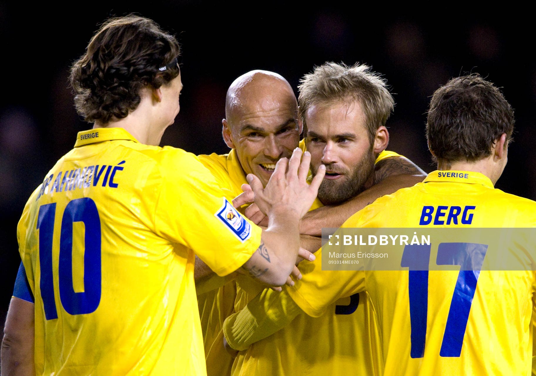 Zlatan Ibrahimovic gratulerar Olof Mellberg