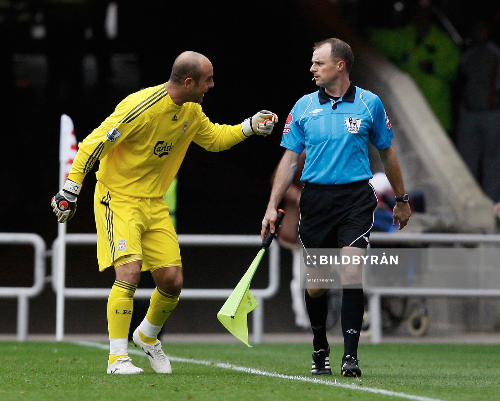 Jose Reina, målvalt, Liverpool, klagar hos assisterande