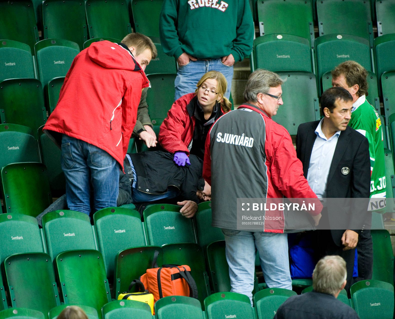 En man, i publiken, trillade ihop