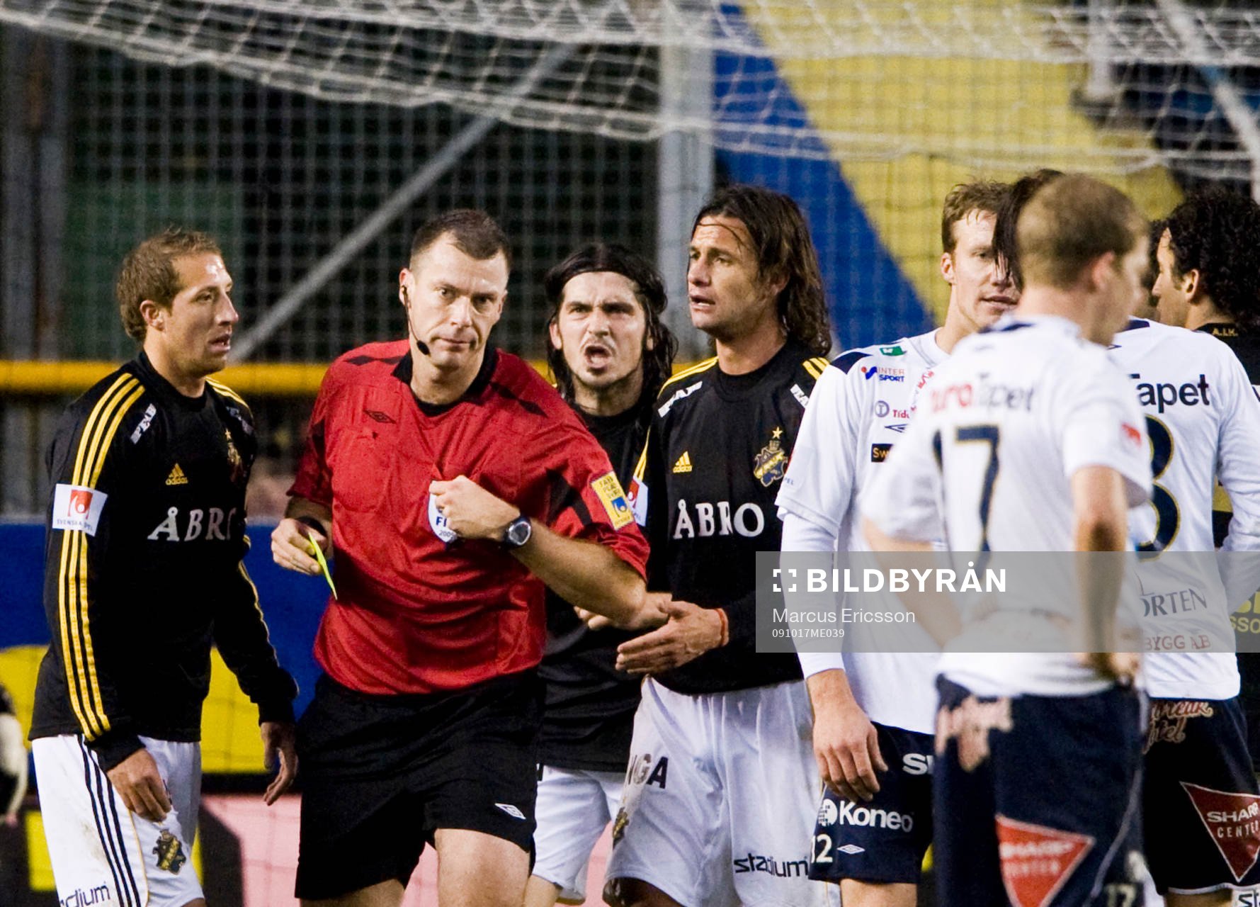  Bojan Djordjic, AIK och Daniel Stålhammar, domare.