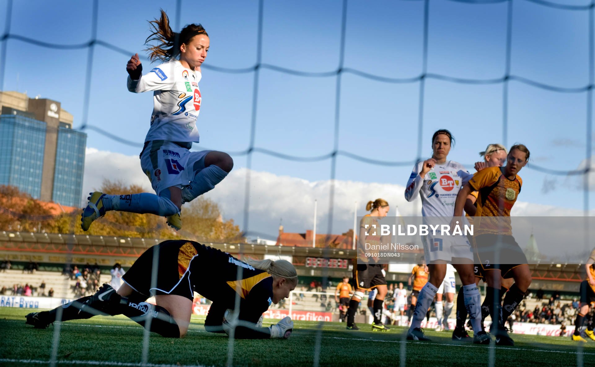 Tine Cedrkvist Viskaer, målvakt Ldb och Kosovare Asllani,