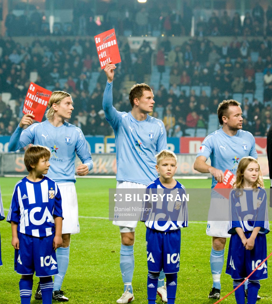 Ge rasismen och våldet rött kort. Spelarna visade röda
