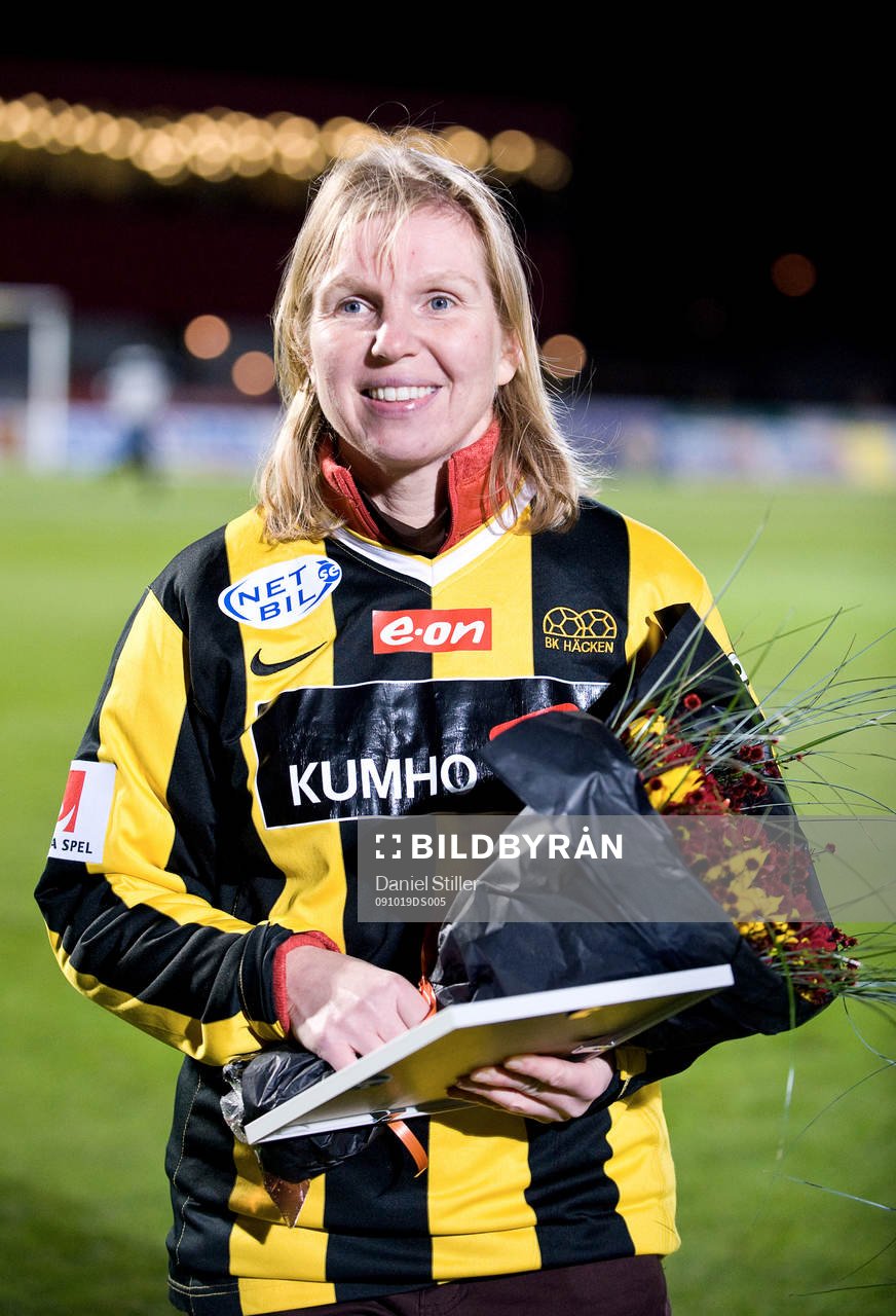 En supporter som fått blommor. Svenska Spel