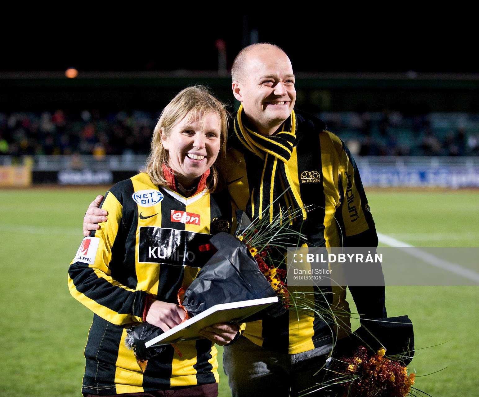 En supporter som fått blommor. Svenska Spel