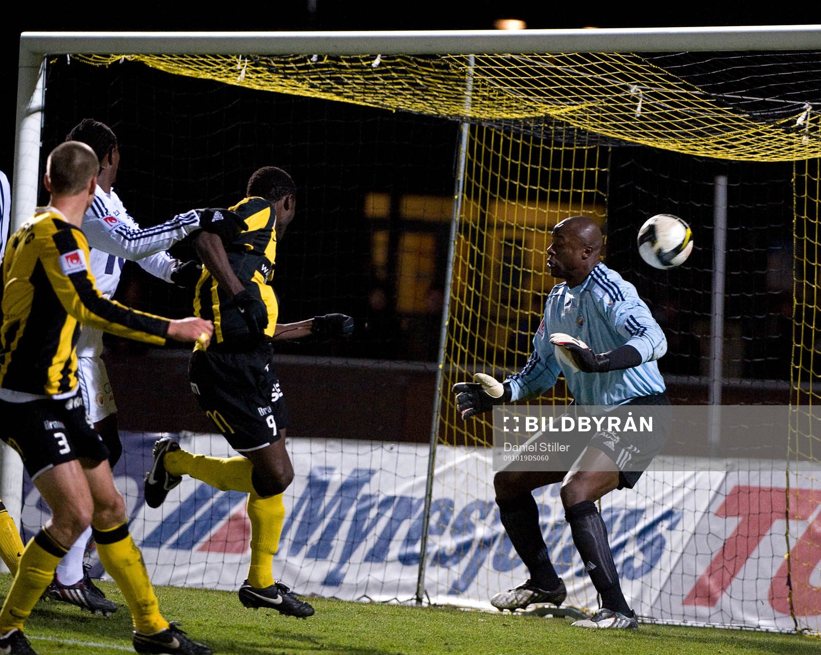 John Chibuike, Häcken, gör 2-1. Pa Dembo Touray,