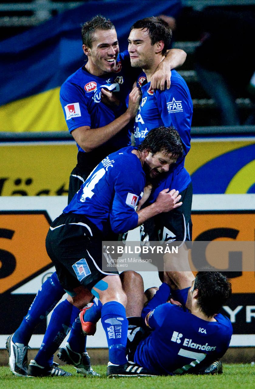  1-0 Tim Sparv, som grattas.