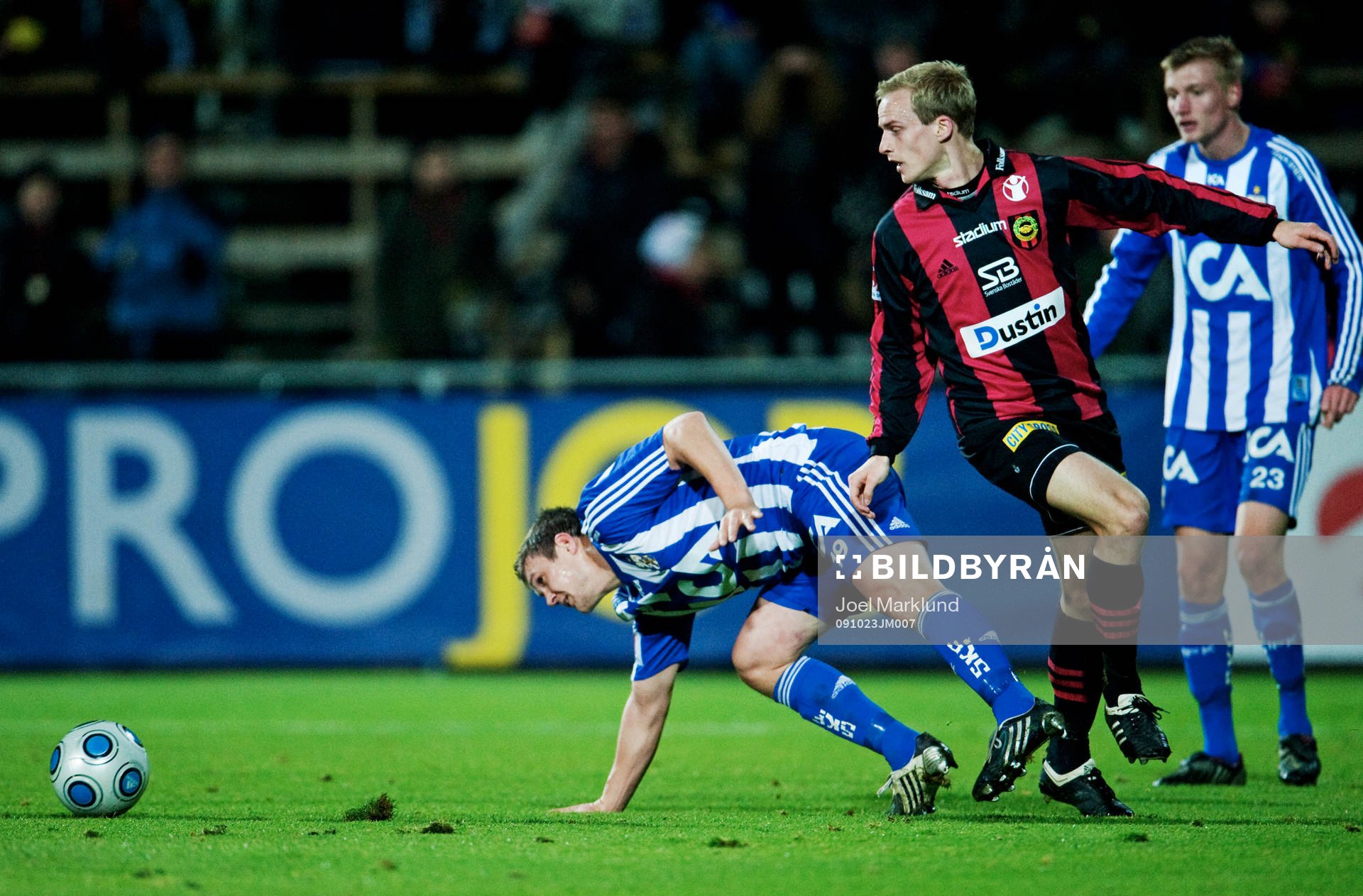 Hannes Stiller, IFK Göteborg, faller i en närkamp