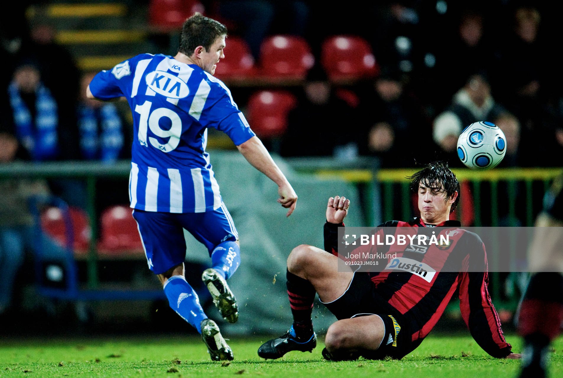 Hannes Stiller, IFK Göteborg, i kamp om bollen med Gabriel