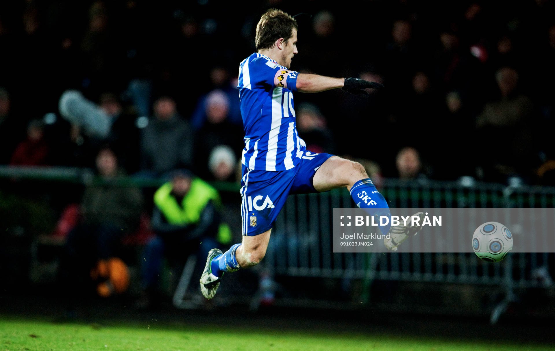 Tobias Hysén, IFK Göteborg, plockar ner en pass